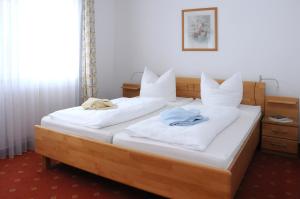 2 letti in camera d'albergo con asciugamani di Haus Buchenhof a Heringsdorf