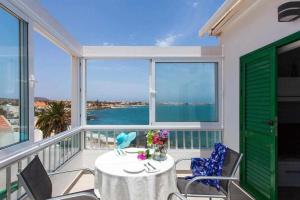 En balkon eller terrasse på Apartamento Coral Bay by Vacanzy Collection