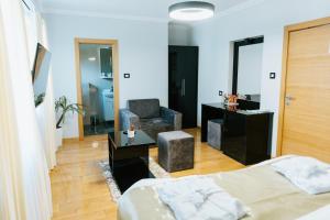 Rúm í herbergi á HOTEL Villa Cvijanović - WELLNESS-SPA