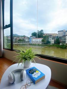 高平省的住宿－DH Homestay Cao Bằng，桌子,桌子上放着书,玻璃杯,窗户