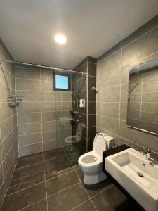 ein Bad mit einem WC und einem Waschbecken in der Unterkunft Hotspring 1203 Studio Suite @ Sunway Onsen (4pax) in Tambun