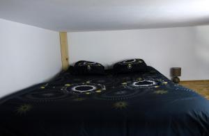 - un lit avec 2 oreillers dans l'établissement La Domus Lemaitre 9 - Parking - TV - Wifi - Belgique, 