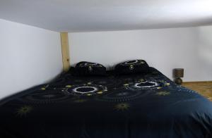 a bed with two pillows on top of it at La Domus Lemaitre 9 - Parking - TV - Wifi - Belgique 
