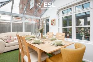 Posezení v ubytování 4 Bedroom Townhouse 10mins walk from Shrewsbury Town Centre with Parking