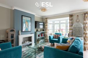 TV a/nebo společenská místnost v ubytování 4 Bedroom Townhouse 10mins walk from Shrewsbury Town Centre with Parking