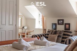 Postel nebo postele na pokoji v ubytování 4 Bedroom Townhouse 10mins walk from Shrewsbury Town Centre with Parking
