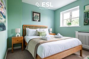 Postel nebo postele na pokoji v ubytování 4 Bedroom Townhouse 10mins walk from Shrewsbury Town Centre with Parking