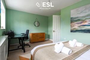 Postel nebo postele na pokoji v ubytování 4 Bedroom Townhouse 10mins walk from Shrewsbury Town Centre with Parking
