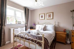 1 dormitorio con cama blanca y ventana en 4 Bedroom Townhouse 10mins walk from Shrewsbury Town Centre with Parking, en Shrewsbury