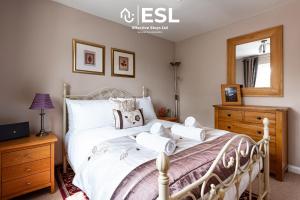 Postel nebo postele na pokoji v ubytování 4 Bedroom Townhouse 10mins walk from Shrewsbury Town Centre with Parking
