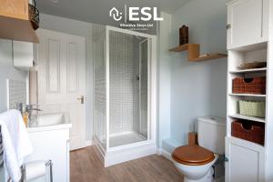 Koupelna v ubytování 4 Bedroom Townhouse 10mins walk from Shrewsbury Town Centre with Parking