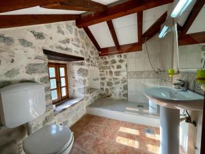 łazienka z toaletą i umywalką w obiekcie Villa FRIENDS w mieście Donji Morinj