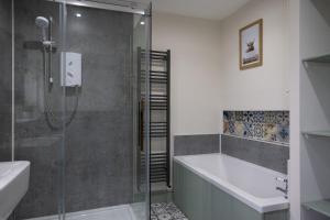 O baie la Family Country Cottage with Stunning Mountain Views +26 fotografii