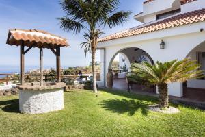 een villa met uitzicht op de oceaan bij Finca Villa Huerta in Icod de los Vinos