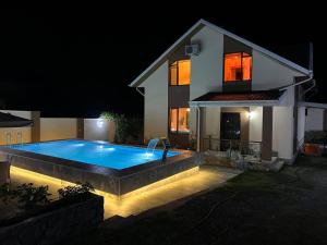 Swimmingpoolen hos eller tæt på Ismayilli Villa + 9 billeder