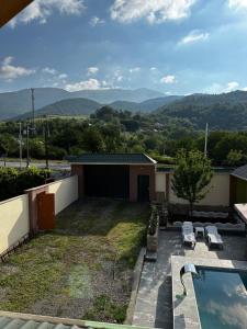 een uitzicht op een achtertuin met een zwembad en bergen bij Xanagah Villa in İsmayıllı