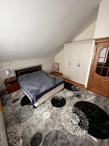 - une chambre avec un lit et un grand tapis dans l'établissement Xanagah Villa, à İsmayıllı