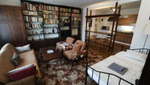 Il comprend un salon avec un canapé et des chaises ainsi qu'une cuisine. dans l'établissement Prague Zbraslav Old Garden, à Prague
