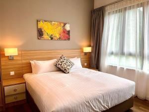 Schlafzimmer mit einem Bett und einem Fenster in der Unterkunft Hotspring 0708 2 Room Suite @ Sunway Onsen (4-5 pax ) in Ipoh