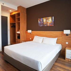 ein Schlafzimmer mit einem großen weißen Bett in einem Zimmer in der Unterkunft Hotspring 0708 2 Room Suite @ Sunway Onsen (4-5 pax ) in Ipoh