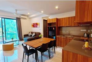 eine Küche und ein Wohnzimmer mit einem Tisch und einem Sofa in der Unterkunft Hotspring 0708 2 Room Suite @ Sunway Onsen (4-5 pax ) in Ipoh