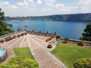 Blick auf einen großen Wasserkörper in der Unterkunft Villa Castel Gandolfo panorama romantico in Castel Gandolfo