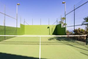 ein Tennisnetz auf einem Tennisplatz in der Unterkunft Finca Villa Huerta in Icod de los Vinos