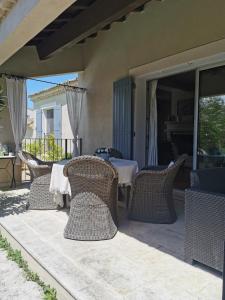 Χώρος καθιστικού στο Chambre dans verdure Provençale