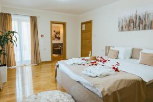 Rúm í herbergi á HOTEL Villa Cvijanović - WELLNESS-SPA