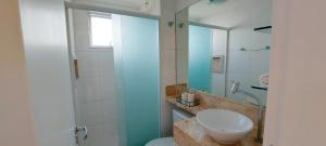 Ein Badezimmer in der Unterkunft COPIA0102 - Condomínio Cores de Piatã