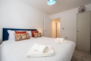 Postel nebo postele na pokoji v ubytování 出入平安 BUSINESS OR PLEASURE! NEW Southampton 'City Vibes' # Super Central & Stylish Apartment with Outside Space! for 1-4 Guests BOOK YOUR CITY BREAK or PRE-CRUISE STAY! CLOSE TO MAYFLOWER THEATRE, UNIVERSITIES, CRUISE TERMINALS, HOSPITALS & SHOPS!