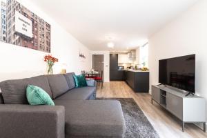 uma sala de estar com um sofá e uma televisão de ecrã plano em 出入平安 BUSINESS OR PLEASURE! NEW Southampton 'City Vibes' # Super Central & Stylish Apartment with Outside Space! for 1-4 Guests BOOK YOUR CITY BREAK or PRE-CRUISE STAY! CLOSE TO MAYFLOWER THEATRE, UNIVERSITIES, CRUISE TERMINALS, HOSPITALS & SHOPS! em Southampton