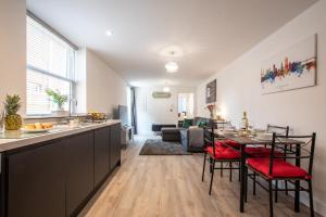 Reštaurácia alebo iné gastronomické zariadenie v ubytovaní 出入平安 BUSINESS OR PLEASURE! NEW Southampton 'City Vibes' # Super Central & Stylish Apartment with Outside Space! for 1-4 Guests BOOK YOUR CITY BREAK or PRE-CRUISE STAY! CLOSE TO MAYFLOWER THEATRE, UNIVERSITIES, CRUISE TERMINALS, HOSPITALS & SHOPS!