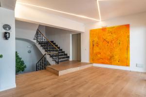 Pokój ze schodami i obrazem na ścianie w obiekcie Hostal Alcina w Cala Ratjada