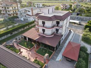 Drini Hotel في دوريس: إطلالة علوية على منزل به سقف