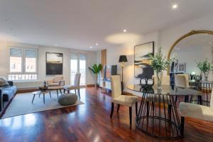 a living room with a table and chairs and a dining room at Cinco Sentidos by Unique Rooms in Burgos