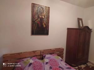 a bedroom with a painting hanging above a bed at Appartement Magnifique dans un beau cadre in Brussels