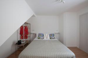 a bedroom with a large white bed in a room at Le Antiche Repubbliche Marinare in Amalfi