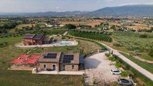 eine Luftansicht eines Hauses mit Sonnenkollektoren in der Unterkunft Agriturismo Incanto della Natura in Cannara