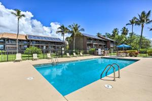 una piscina di fronte a un resort di Kaunakakai Vacation Rental with Pool Access and A and C! a Kaunakakai