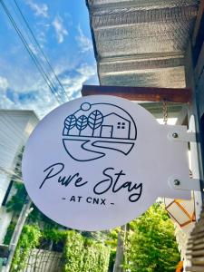 un panneau indiquant que vous restez à cvs dans l'établissement Pure Stay At CNX, à Chiang Mai