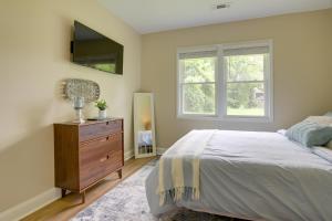 um quarto com uma cama, uma cómoda e uma janela em Dog-Friendly Jackson Home Near Downtown Hub! em Jackson