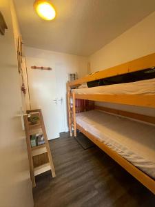 a room with two bunk beds and a ladder at Charmant Studio 4P Alpe d'huez in LʼHuez