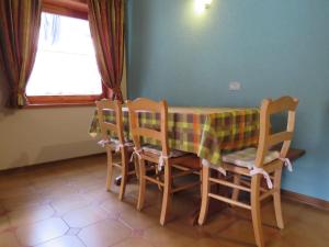 a dining room with a table and chairs and a window at Giglio Della Montagna in Livigno