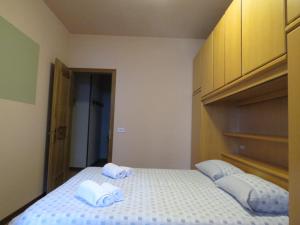 a bedroom with a bed with two towels on it at Giglio Della Montagna in Livigno
