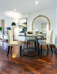 a dining room with a table and chairs at Cinco Sentidos by Unique Rooms in Burgos