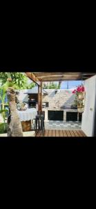 vistas a un patio con mesa y flores en Villa with pool close to the sea en Saint-Gilles-les-Bains