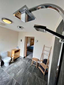 La salle de bains est pourvue de toilettes et d'un lavabo. dans l'établissement SEAcroft Licensed B&B and Restaurant, à Aird Uig