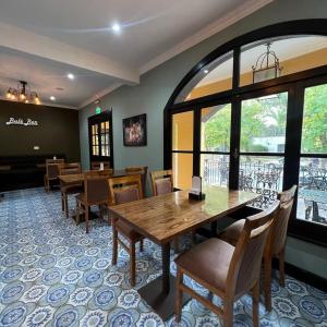 uma sala de jantar com mesa e cadeiras em Hotel San Carlos em San Antonio de Areco