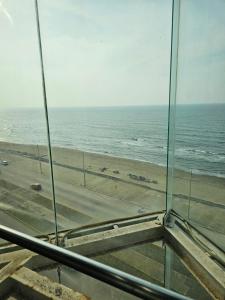 vistas a la playa desde un edificio de cristal en Hotel Torres Eugenia, en Coatzacoalcos